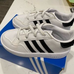 adidas Originals Unisex-Child Novice C Sneaker brand new